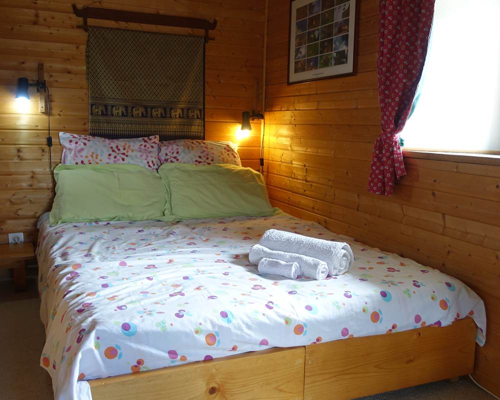 Chambre au 1er étage donnant sur le balcon.