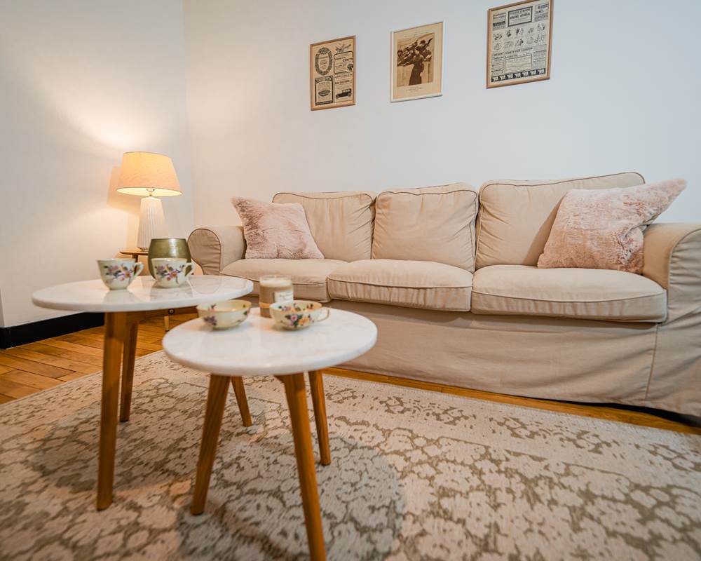 Salon spacieux avec canapé et fauteuils