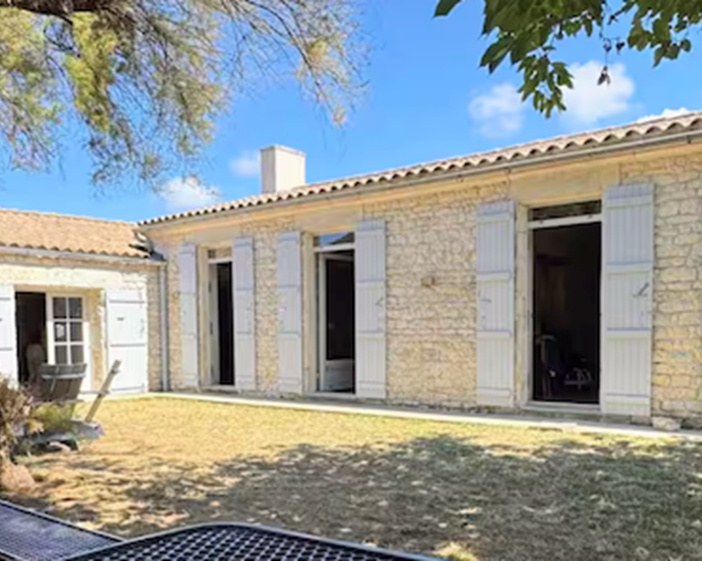 Jardin avant avec mobilier de jardin, parking à vélos et accès rue