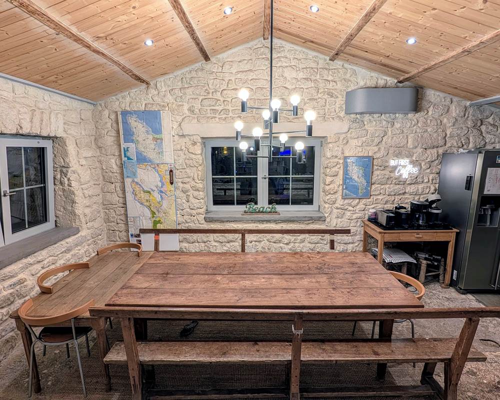 Salle à manger avec climatisation et station café