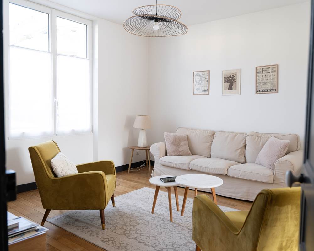 Salon spacieux et lumineux, idéal pour se détendre après une journée de visite en Haute-Vienne.