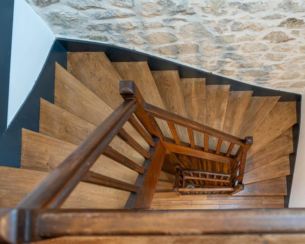 Escalier central dans maison de caractère