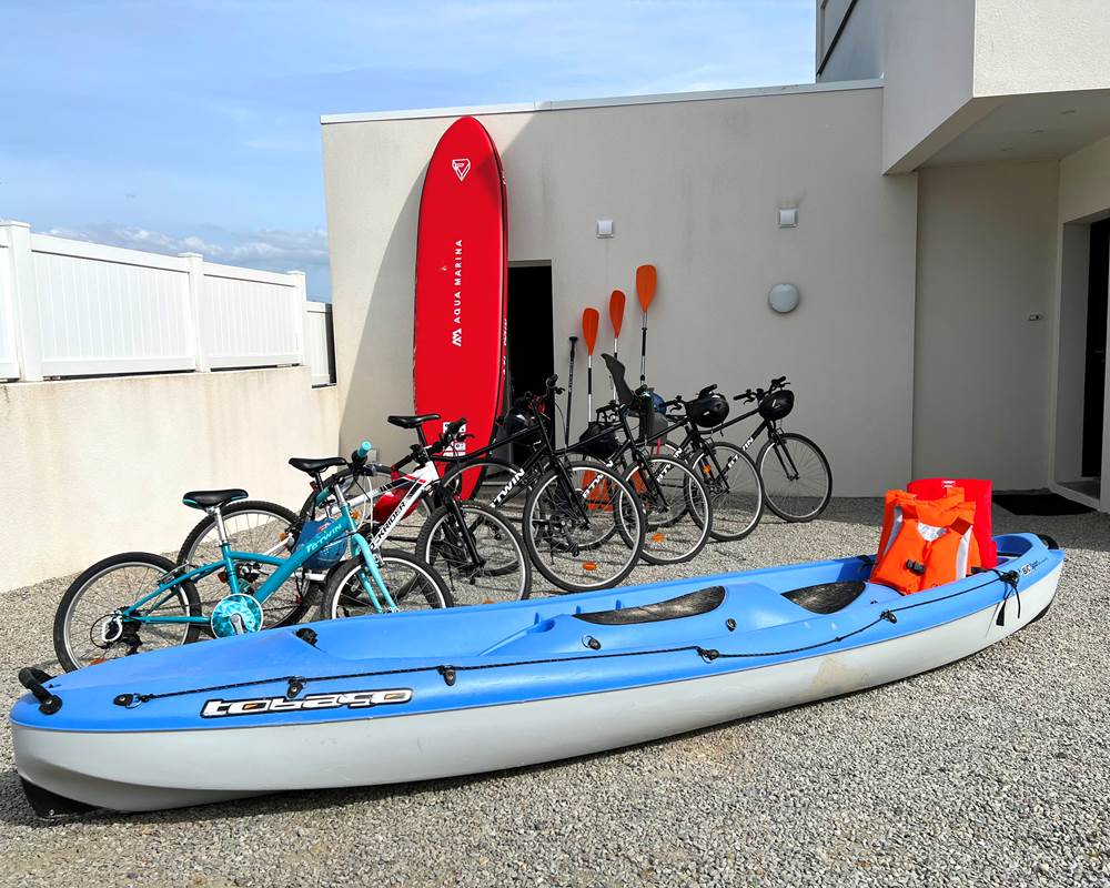 6 vélos, 1 kayak, 1 stand-up-paddle à disposition