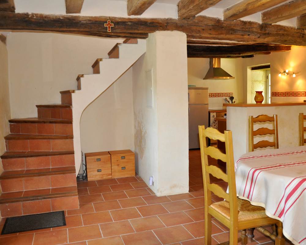 Entrée avec escalier, salle à manger et vue sur la cuisine