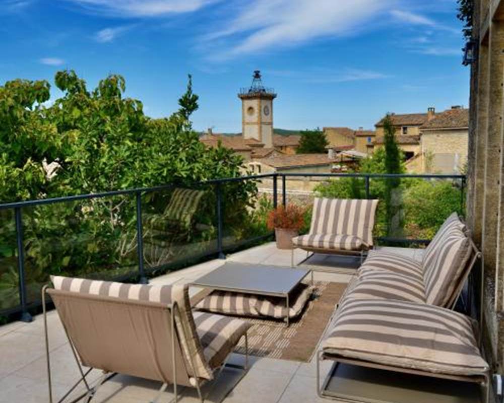 Salon de jardin confortable avec vue