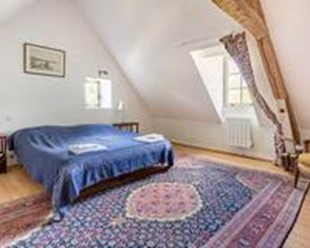 Grande chambre avec un grand lit