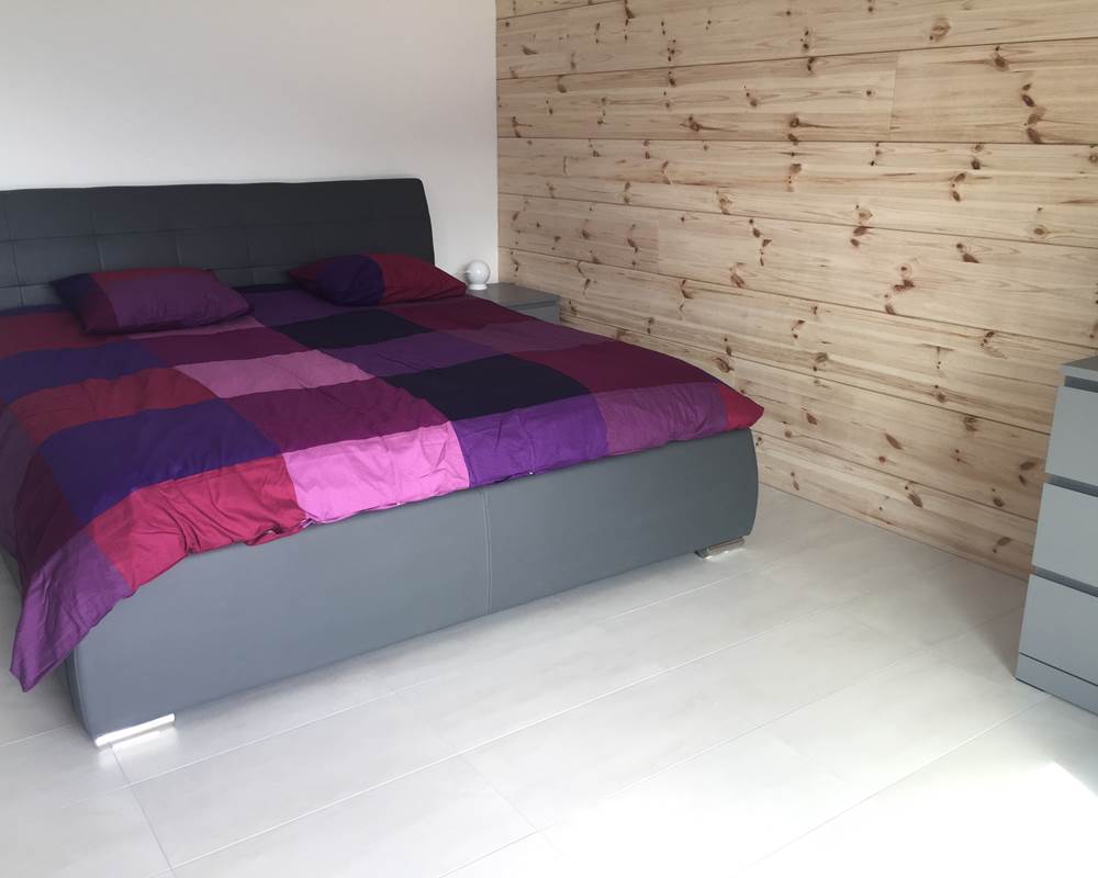 lit-king-size-studio-gruyere-sejour-cocooning-montagne-suisse-romantique