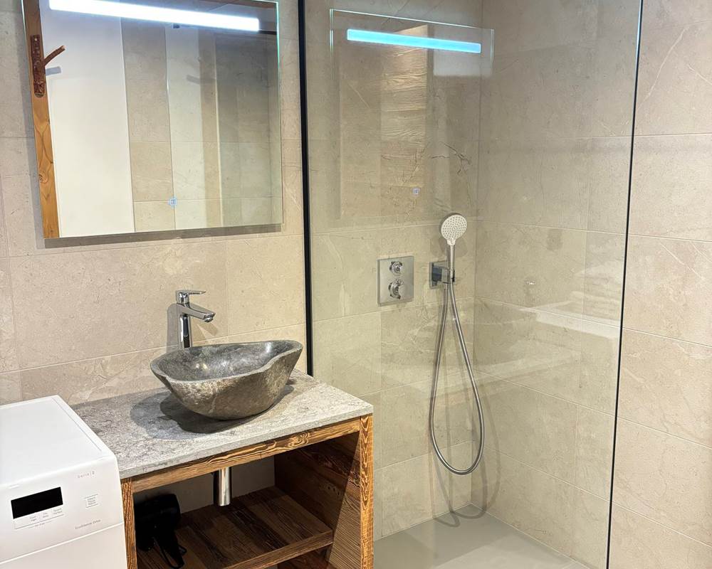 salle d'eau RDC et lave-linge, grande douche