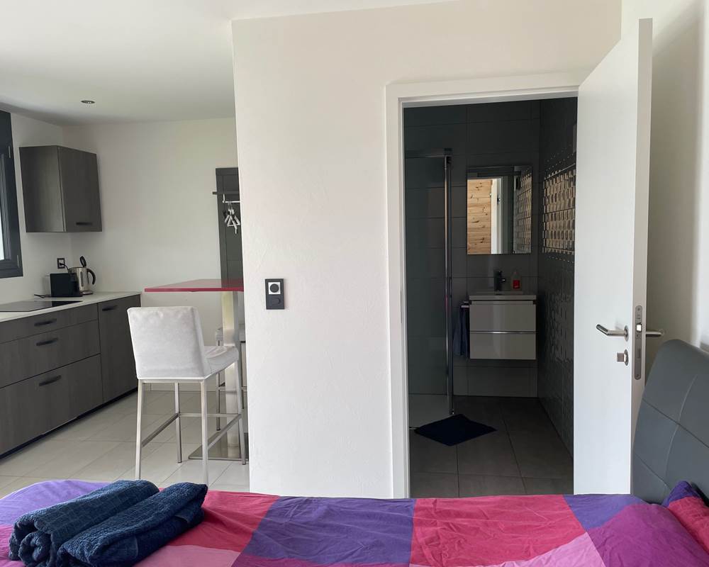 studio-vacances-gruyere-cuisine-equipee-coin-repas-couple-weekend-romantique-suisse