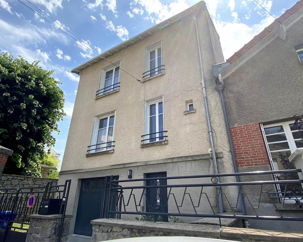 Façade du gîte depuis la rue