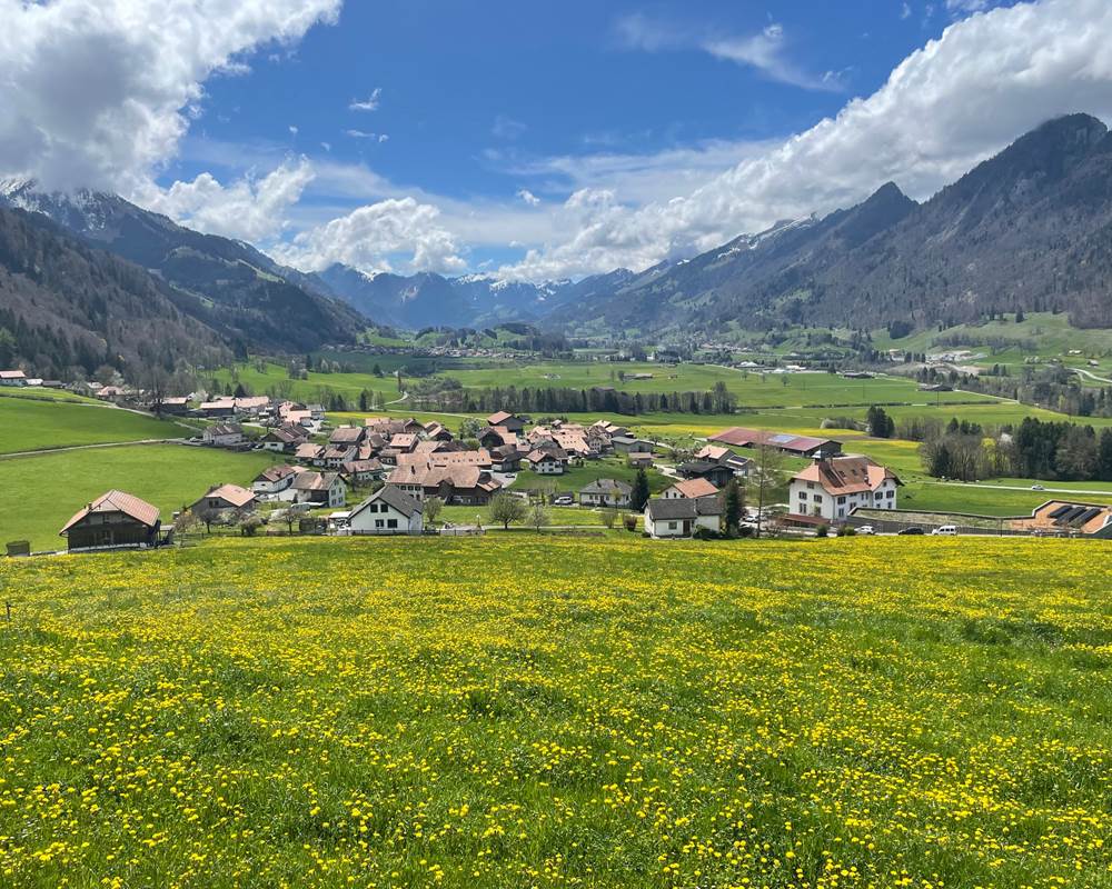 detente-terrasse-printemps-gruyere-vue-sur-vallee-montagne-weekend-suisse