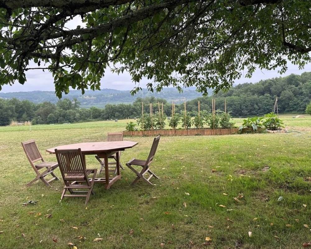 Terrasse jardin avec vue parc et vallée