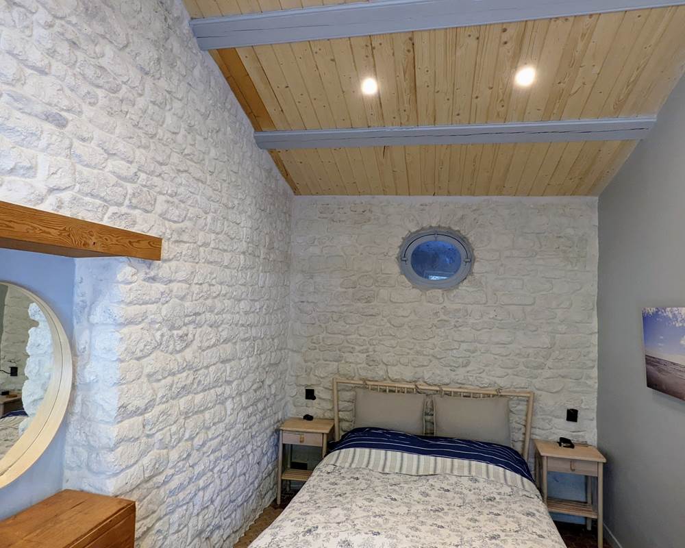 Chambre avec bureau et armoire