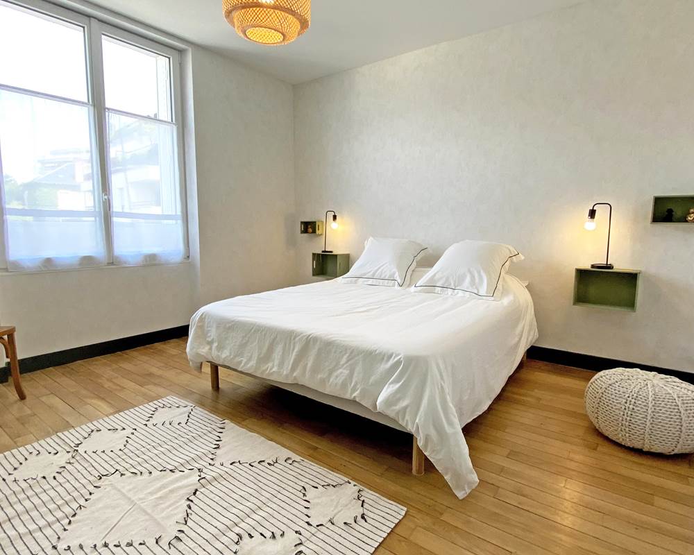 Chambre double à la décoration simple et soignée