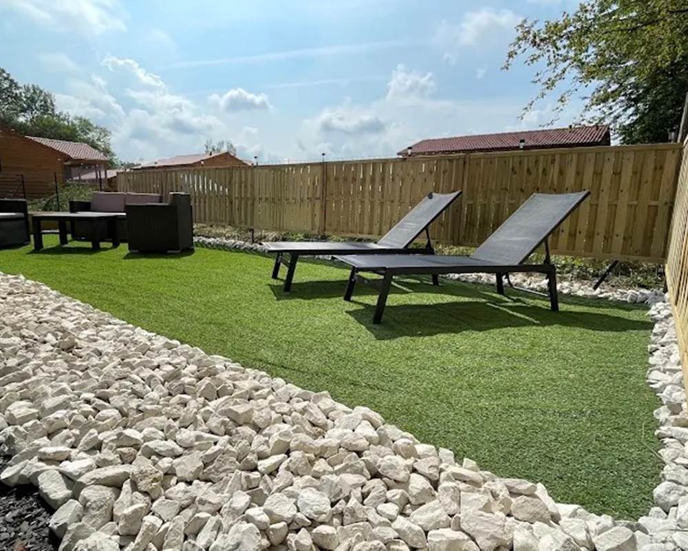 jardin privé avec transats et salon de jardin