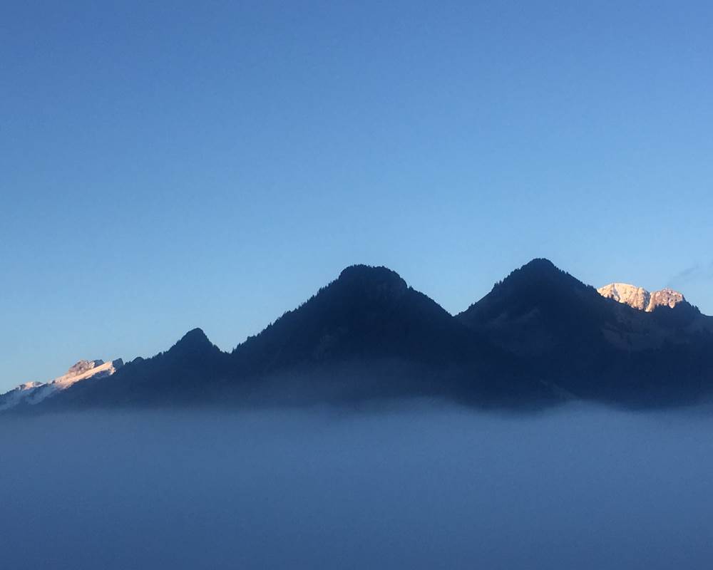 vue-panoramique-depuis-studio-gruyere-montagnes-moleson-suisse-sejour-nature-couple