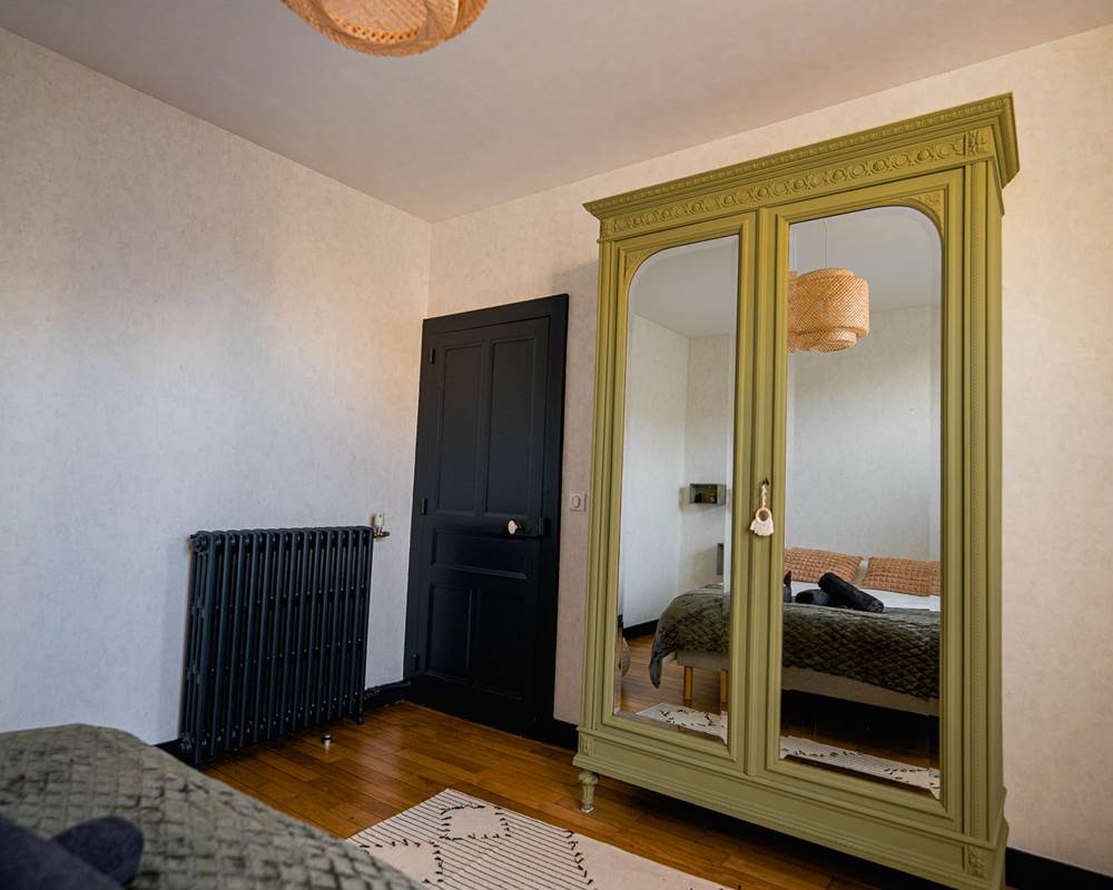Chambre confortable avec lit double et rangement