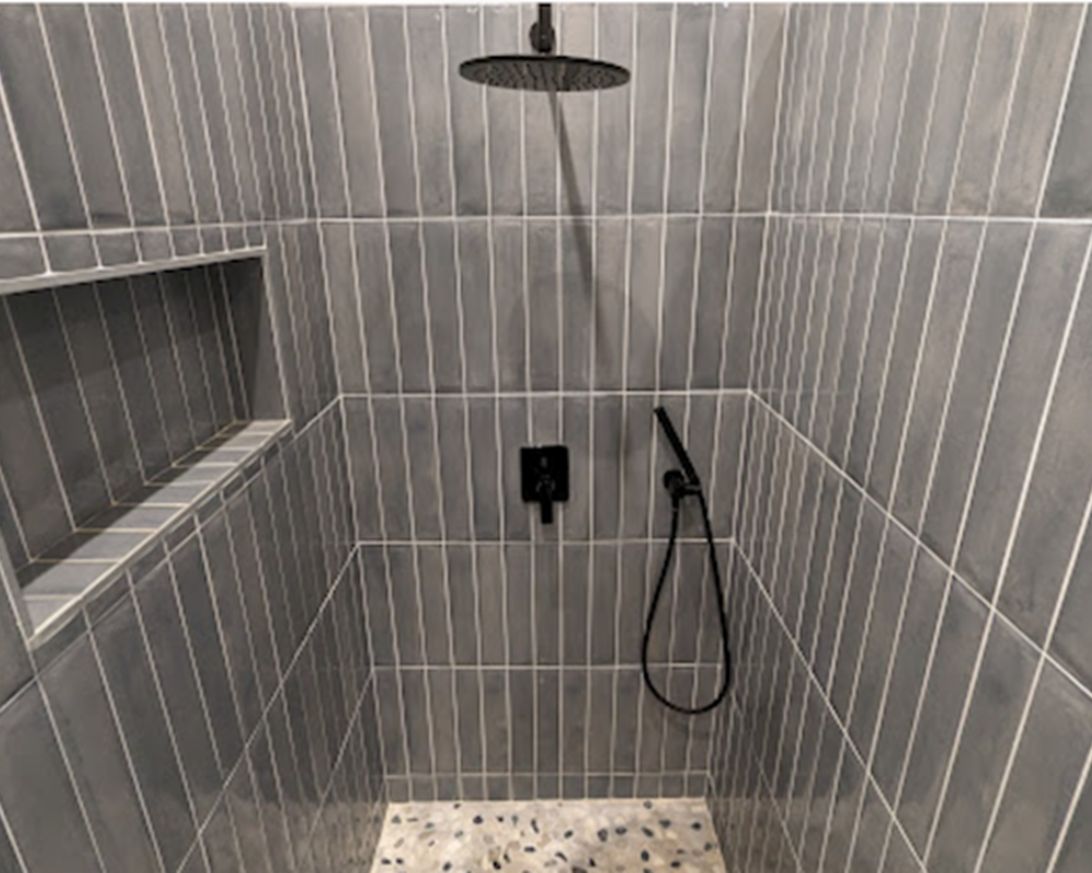 6 lavabos, 4 douches, 4 toilettes, 1 baignoire bébé
