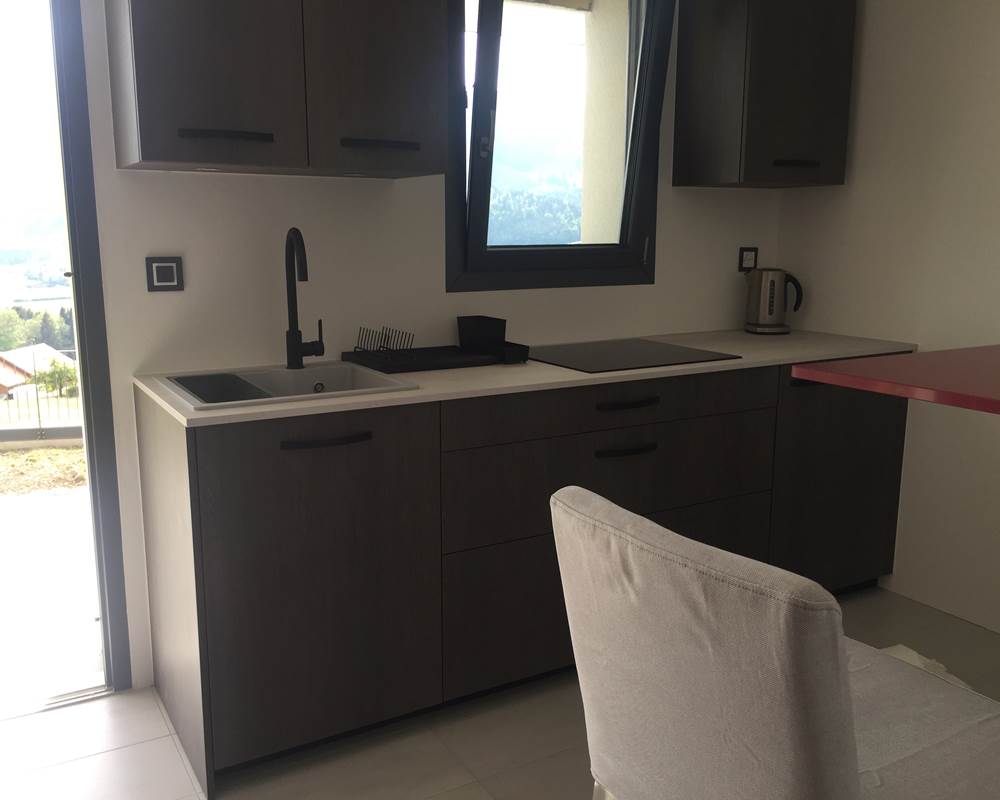 cuisine-et-coin-repas-studio-gruyeres-vacances-weekend-couple-montagne