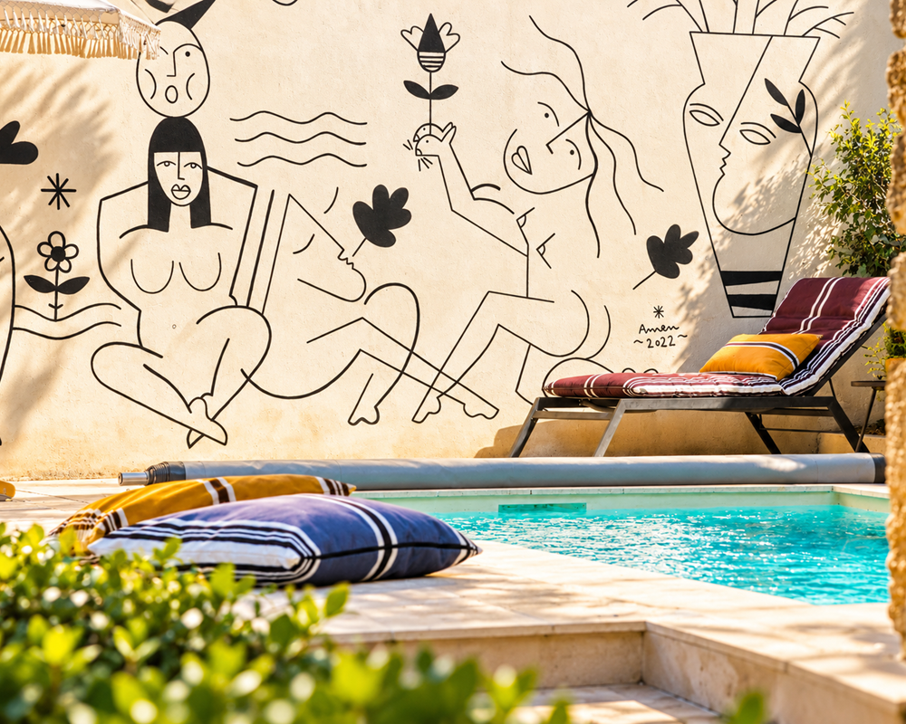 Fresque murale et transats au bord de la piscine Uzès