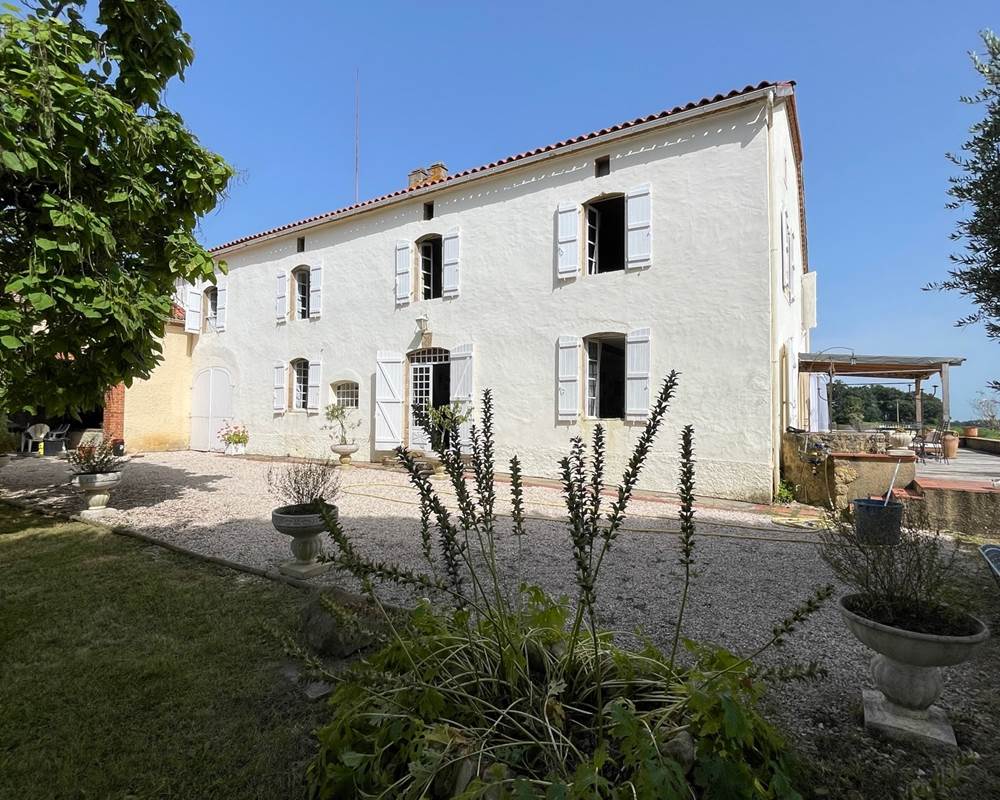 MOUNDEOU-location-gîte-Piscine-privée-Location-de-vacances-à-Madiran-St-Lanne-façade-sud