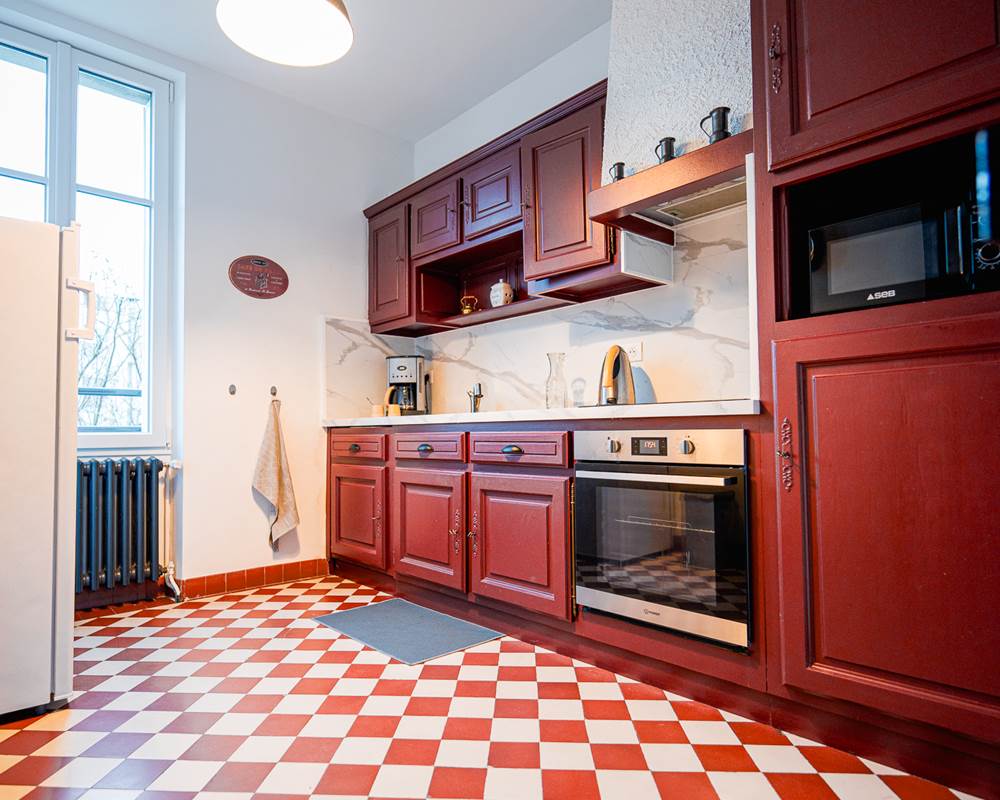 Cuisine avec équipements complets pour repas familiaux