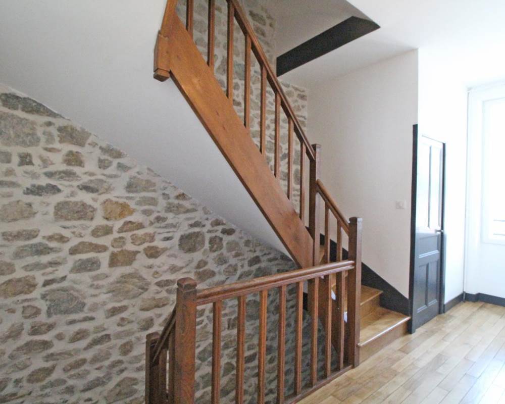 Escalier d’époque au charme des années 30, structurant la maison et renforçant son caractère authentique