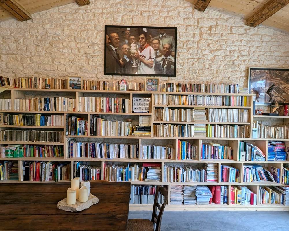 Salon / Bureau / Bibliothèque / Jeux de Société / Table / Coin TV / Cheminée avec insert ouvert