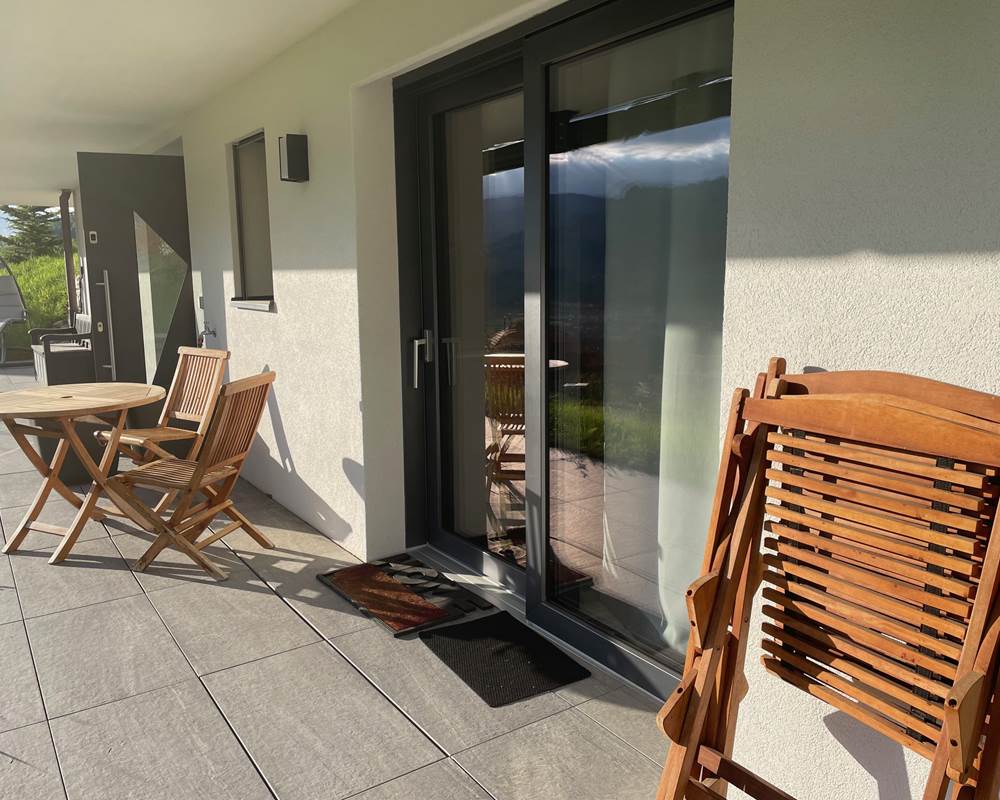 terrasse-dejeuner-soleil-studio-gruyere-couple-weekend-romantique