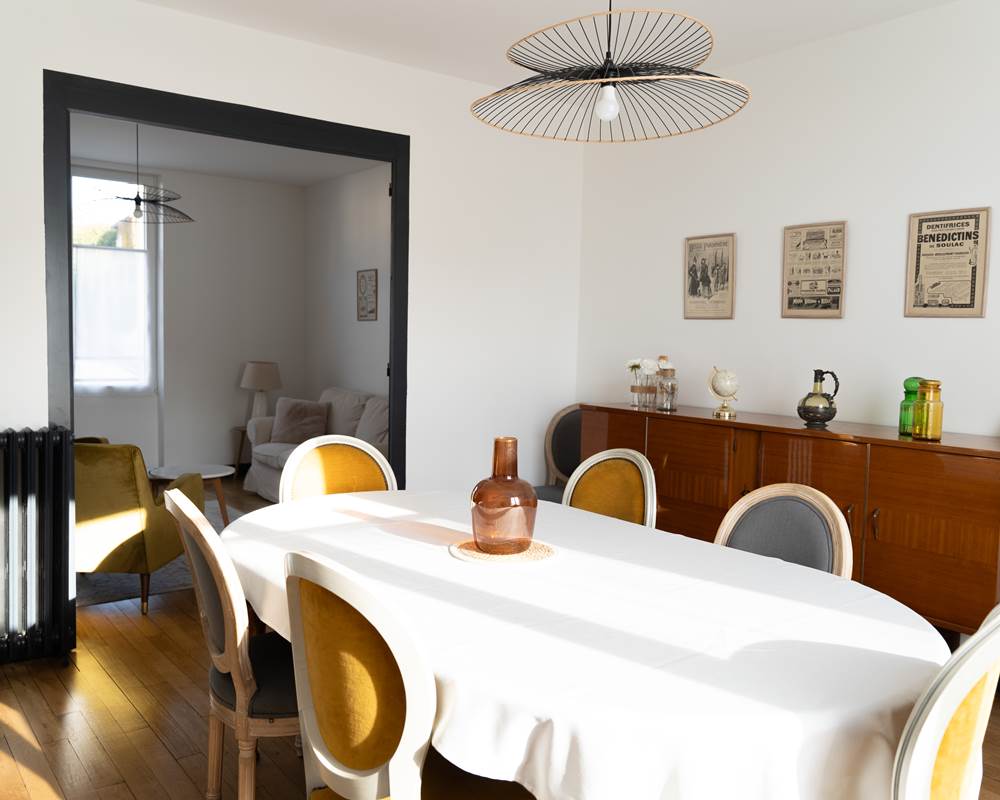 Salle à manger lumineuse avec charme de l'ancien