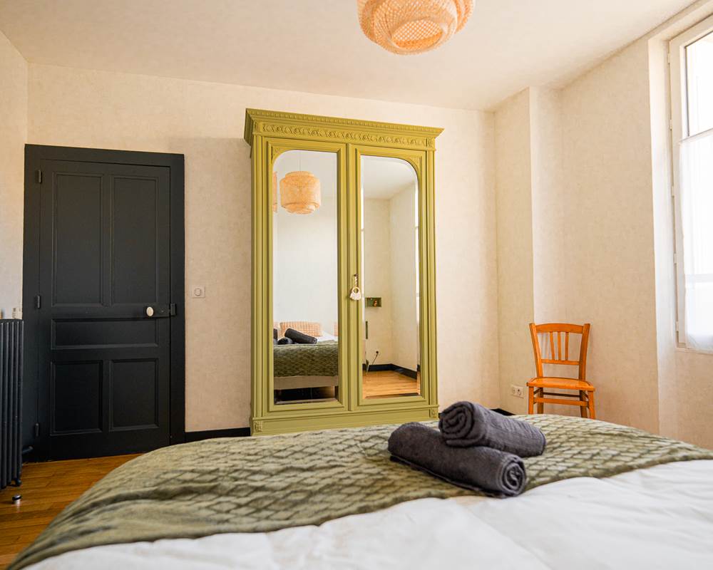 Chambre double avec armoire
