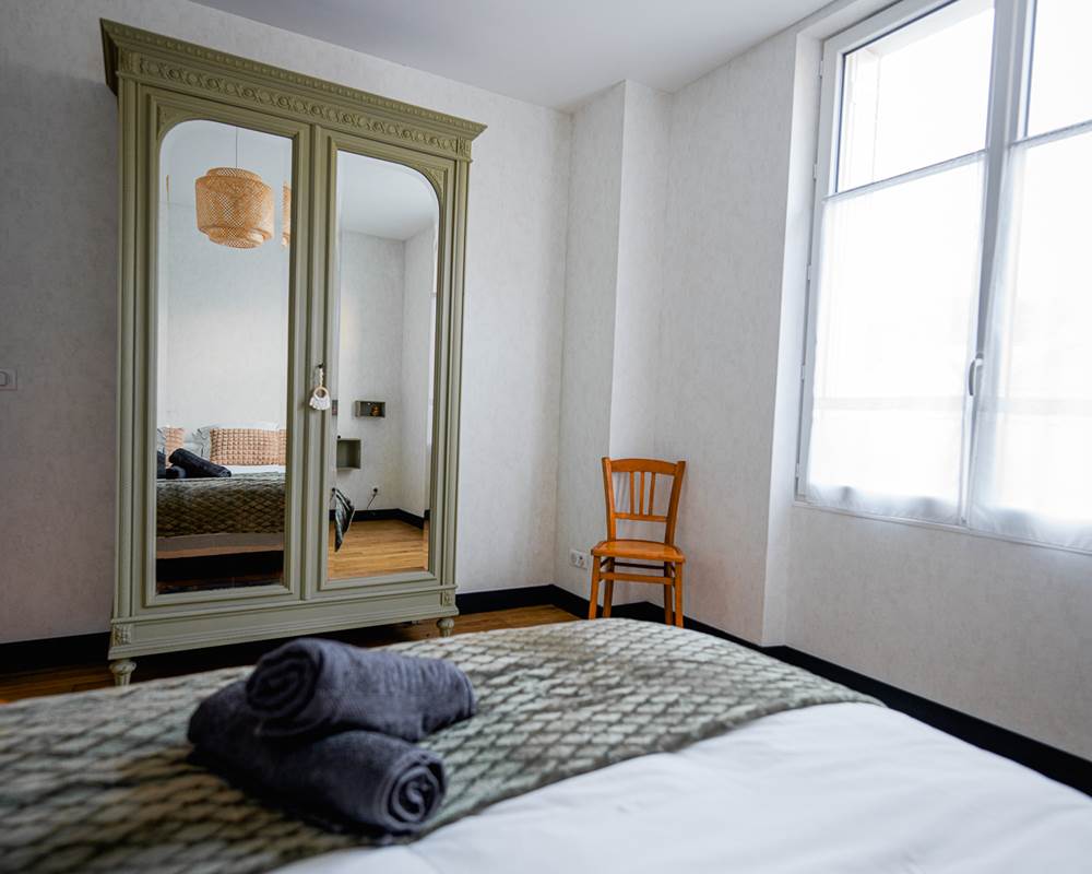 Chambre fonctionnelle avec armoire