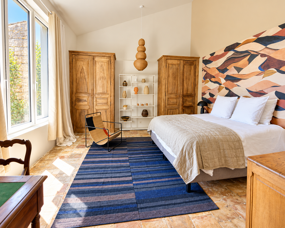 Chambre lumineuse avec mobilier ancien et décoration raffinée 