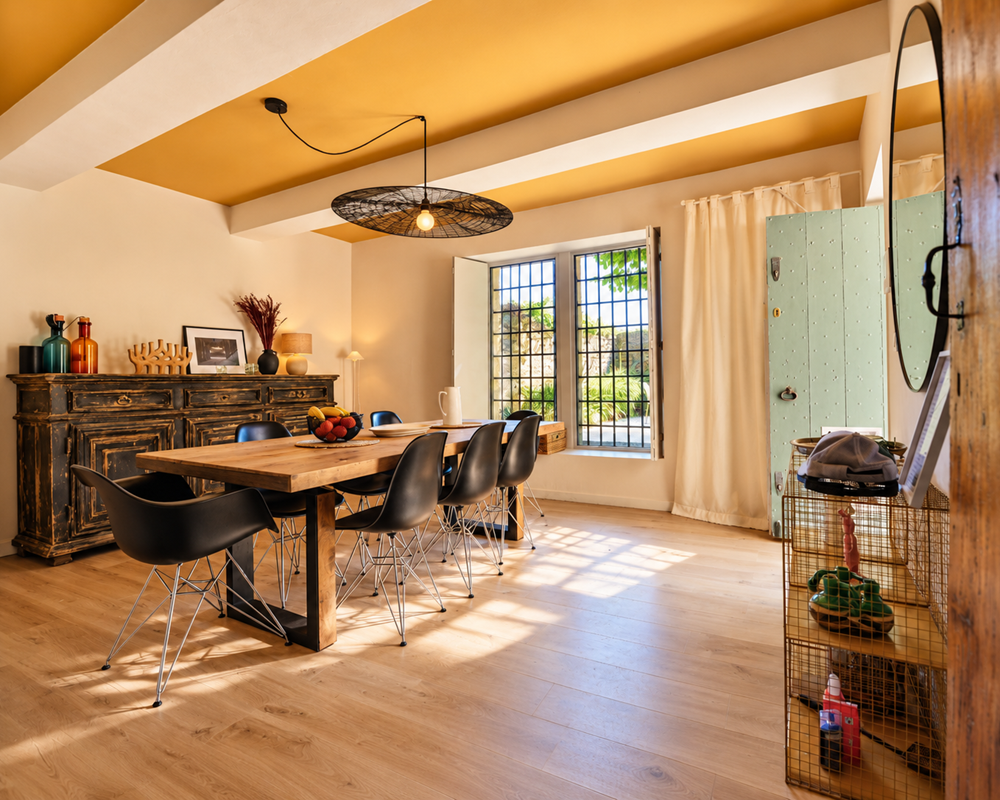 Salle à manger lumineuse avec grande table chêne