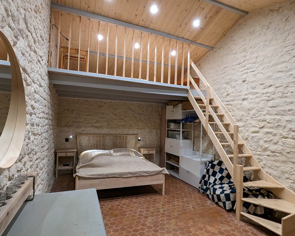 Chambre avec bureau, armoire, mezzanine et chauffage