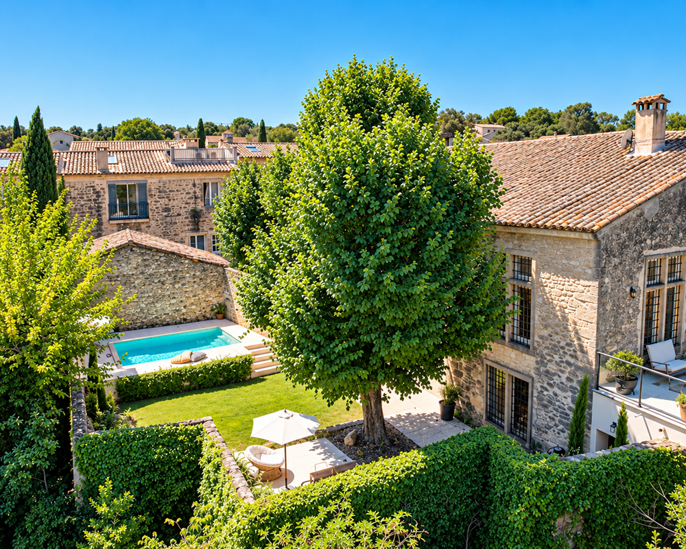 Maison en pierres avec piscine et jardin arboré terrasses