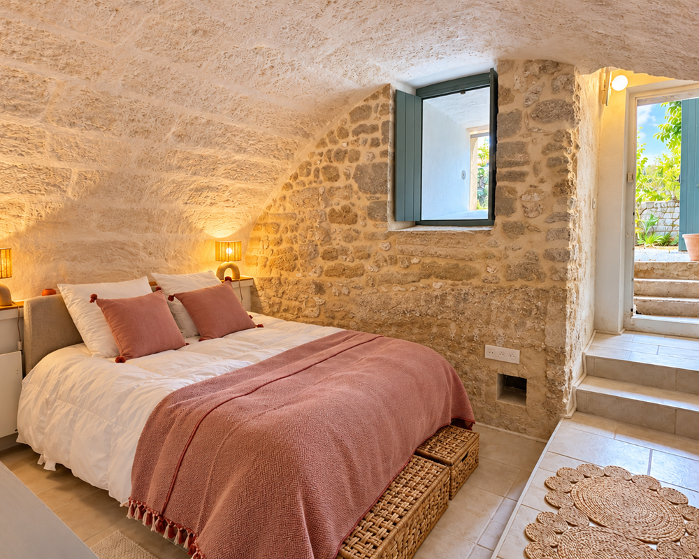 Chambre en pierres apparentes voutée accès jardin Saint-Siffret