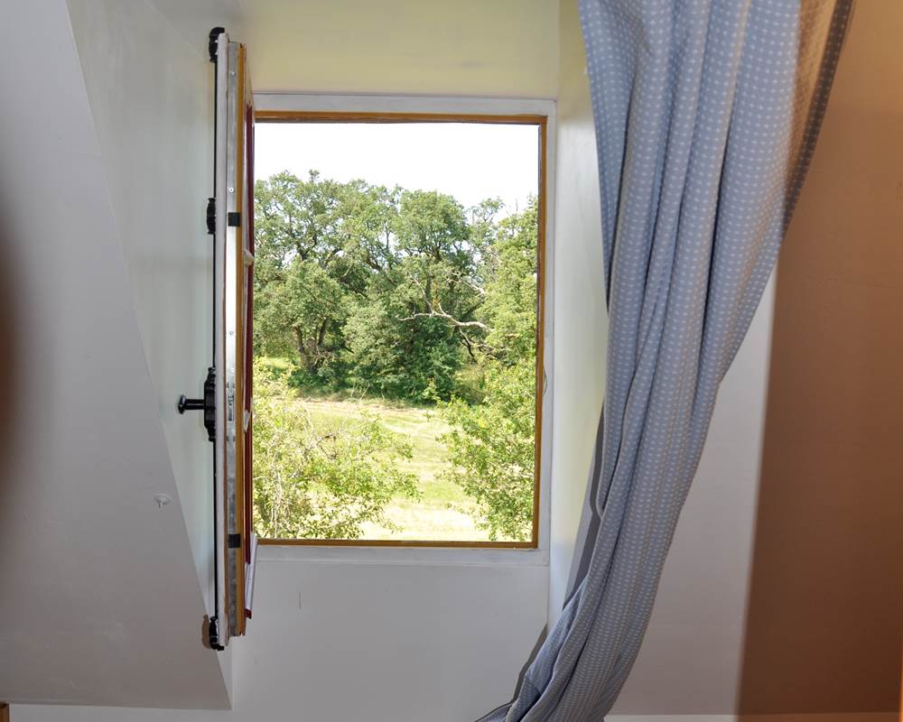 Vue sur le jardin depuis la chambre à 2 lits
