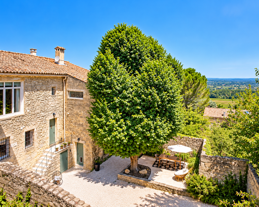 vue surplombant la maison, la terrasse et la campagne du Gard