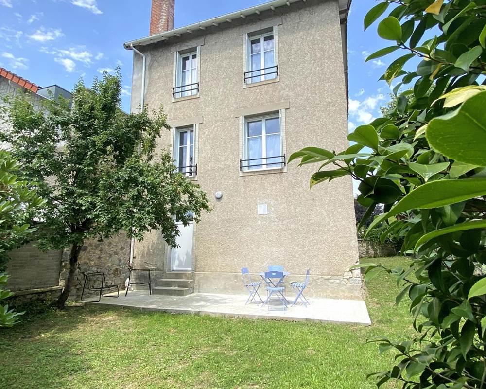 Espace extérieur calme avec terrasse et jardin privé