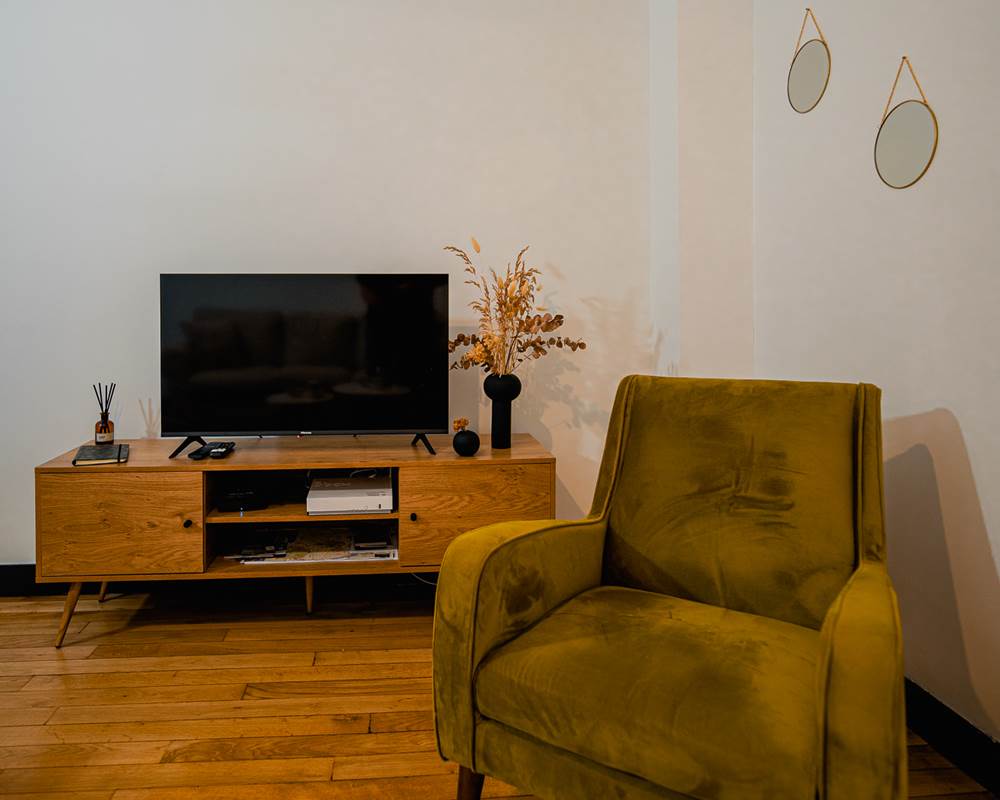 Salon avec télévision et connexion fibre