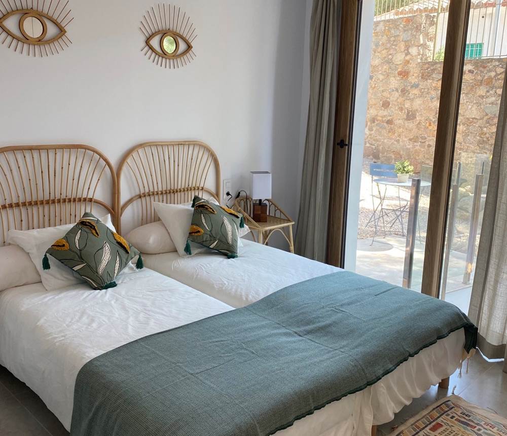 Étage : Chambre 2, 2 lits de 80cm que l'on peut rapprocher, accès direct à une petite terrasse directement sur le jardin.