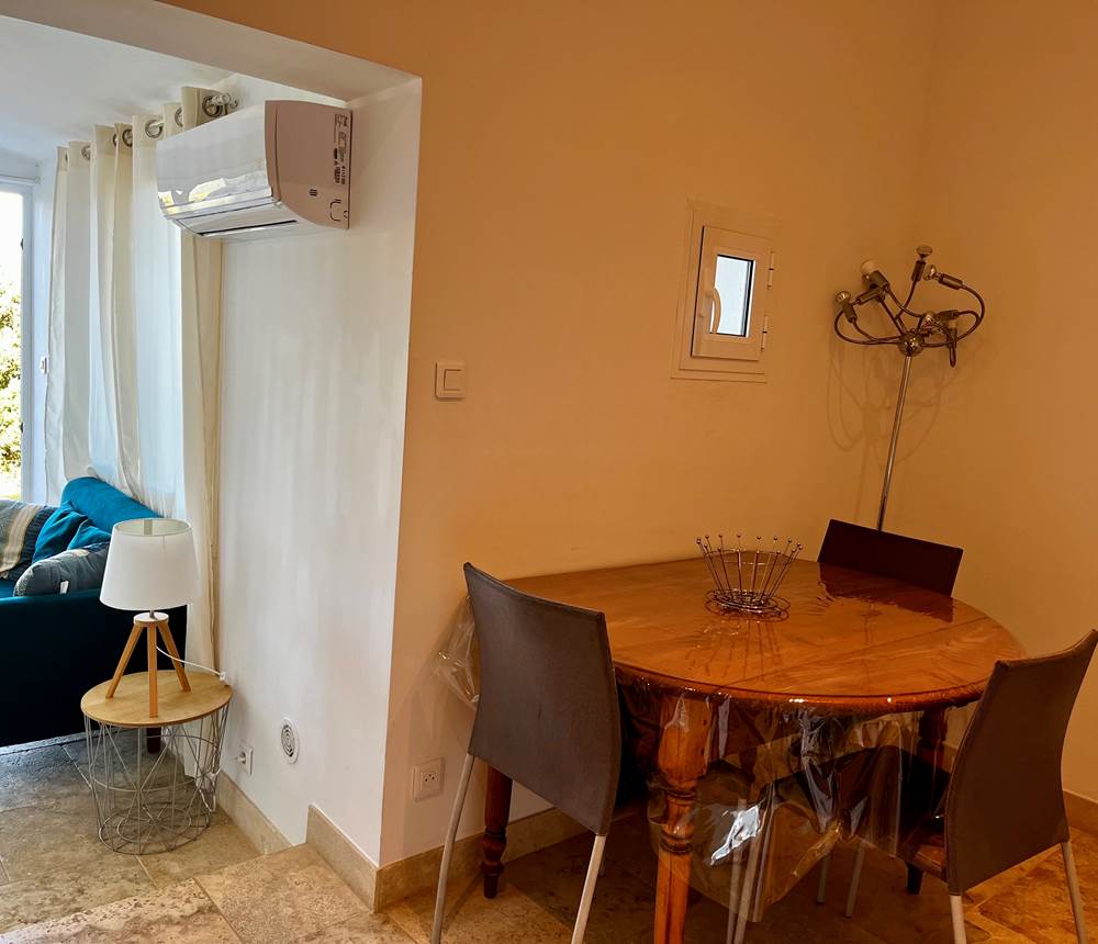 Coin repas chaleureux et fonctionnel, idéal pour partager un moment convivial.