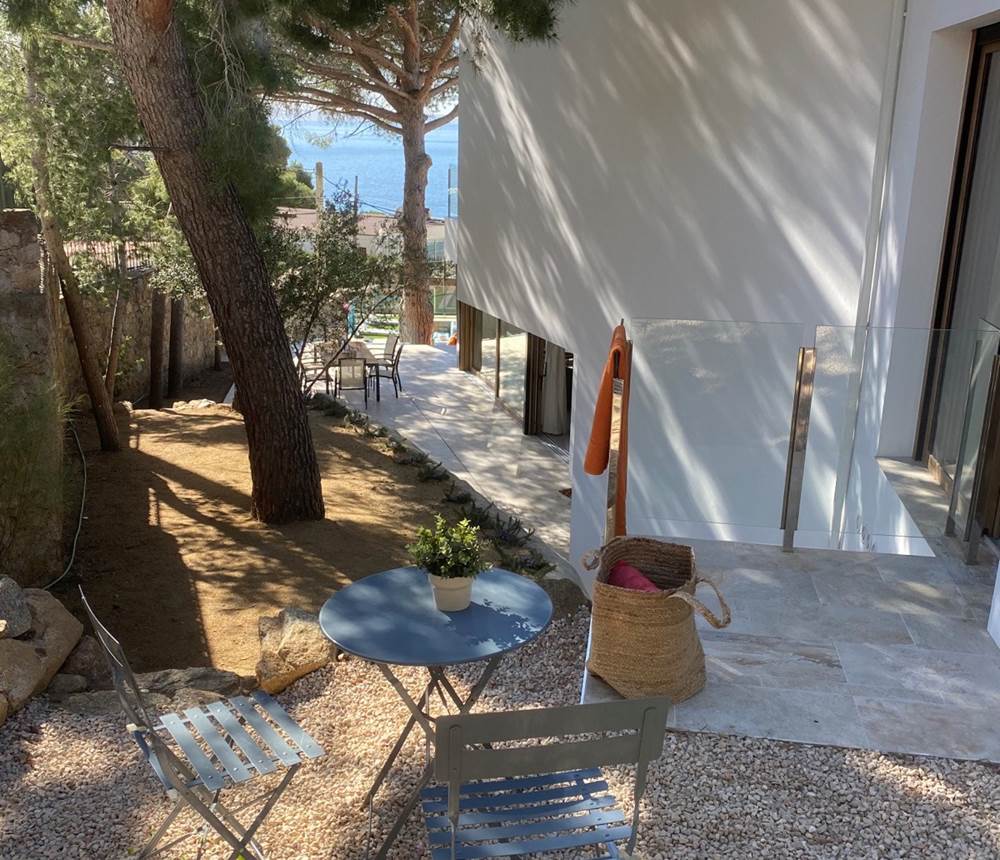 Jardin Haut, la jolie petite terrasse avec vue mer de la chambre 2.
