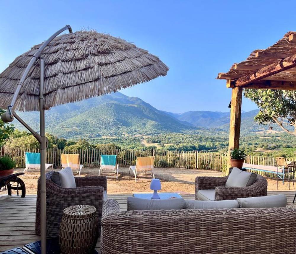 Espace lounge avec vue panoramique sur les montagnes.