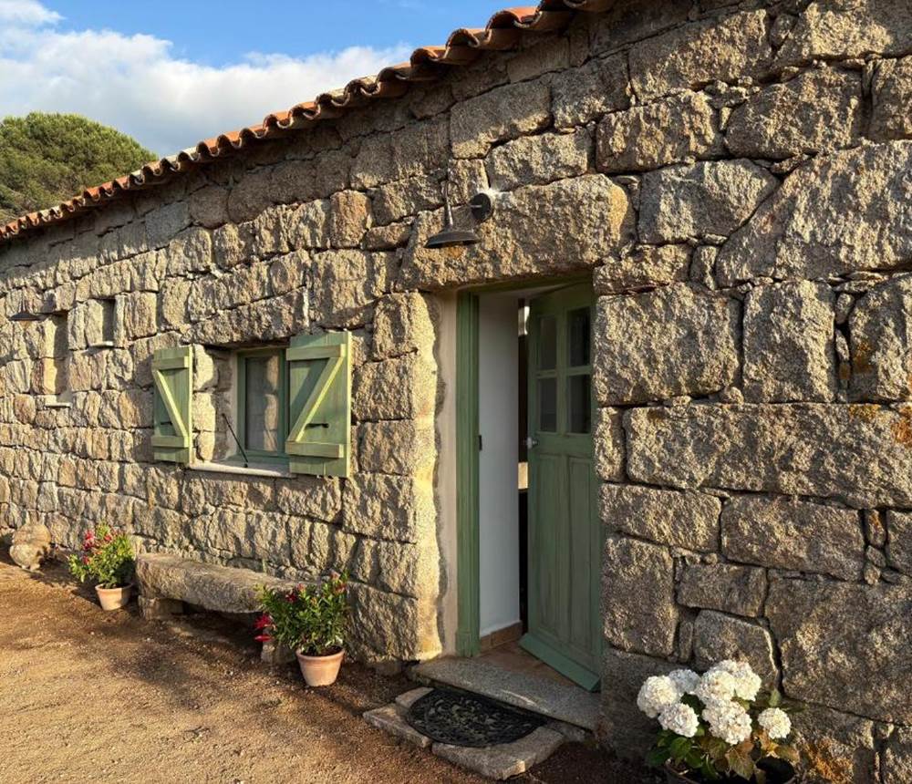 Petite bâtisse en pierre au style traditionnel et chaleureux.