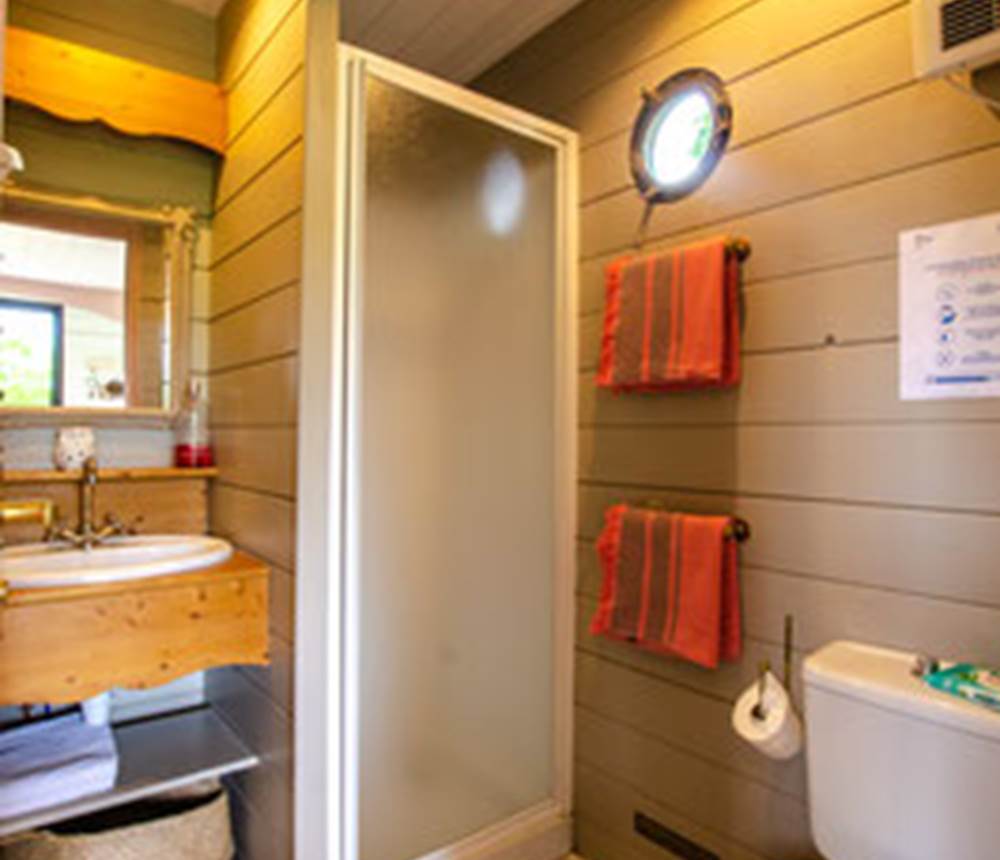 salle de douche roulotte