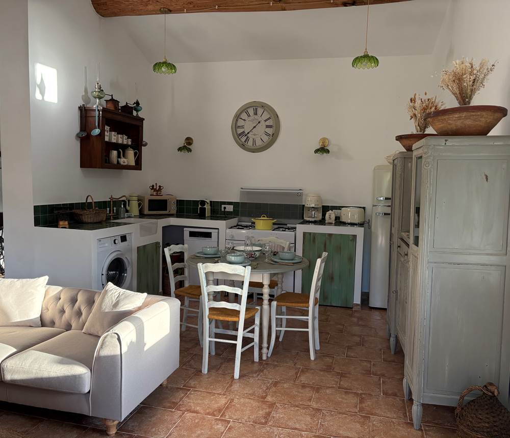 Cuisine conviviale et élégante au charme rustique.