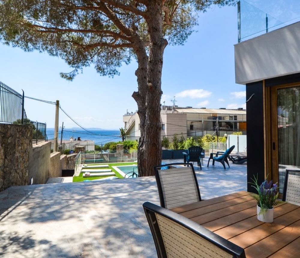 Espace repas sur la terrasse à l'ombre de "Pino" La plancha au gaz ne sera jamais loin… Et toujours la vue