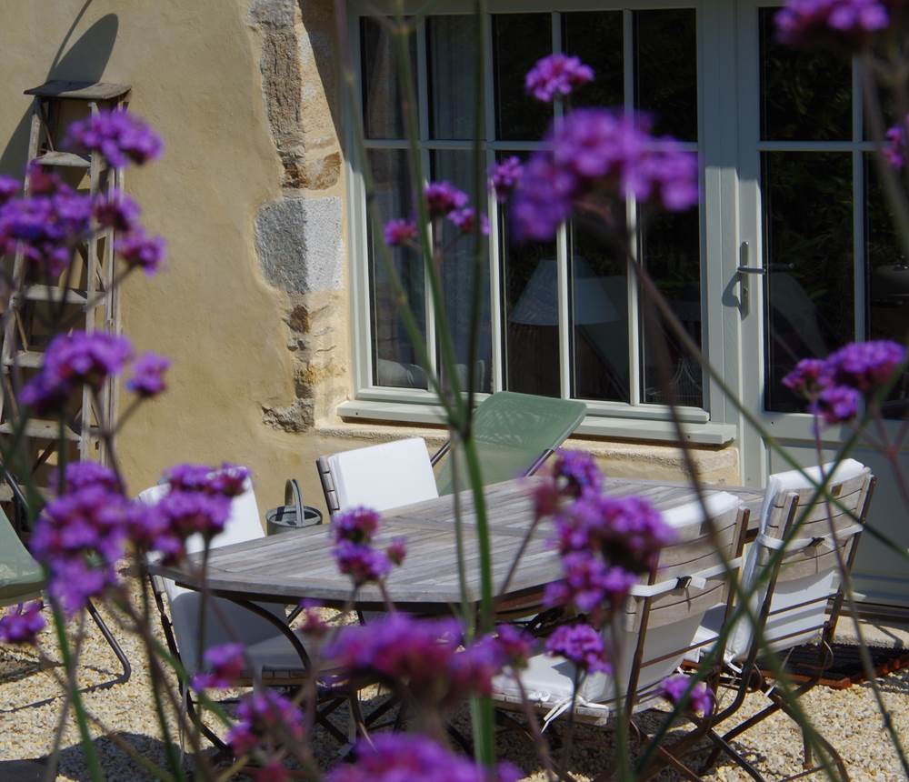 Le jardin de La Grange, et la terrasse ensoleillée